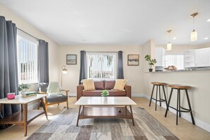 Deluxe 1-Bedroom King  w/ Kitchen & Sofa Bed | Living area