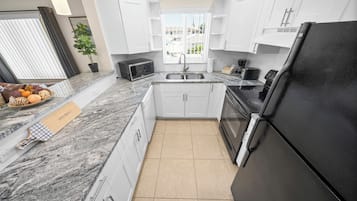Deluxe 1-Bedroom King  w/ Kitchen & Sofa Bed | Private kitchen | Full-sized fridge, microwave, oven, coffee/tea maker