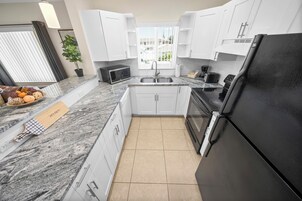 Refrigerador con freezer, microondas, horno, cafetera/tetera