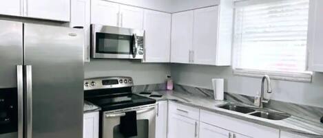 Frigorifero, microonde, forno, macchina per tè/caffè