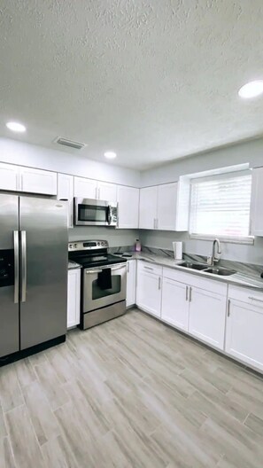 Kühlschrank, Mikrowelle, Ofen, Wasserkocher mit Kaffee-/Teezubehör