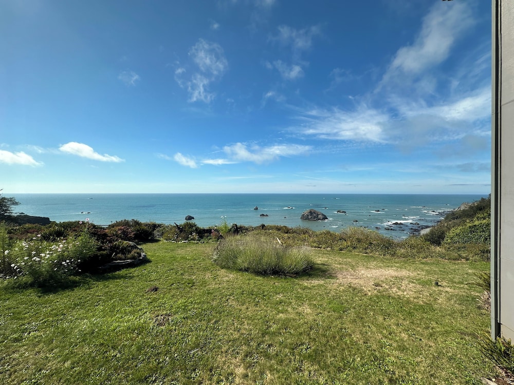 Turtle Rocks Oceanfront Inn by null