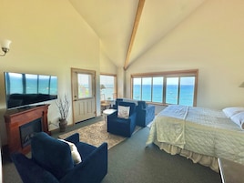 Escritorio, sistema de insonorización, wifi gratis y ropa de cama