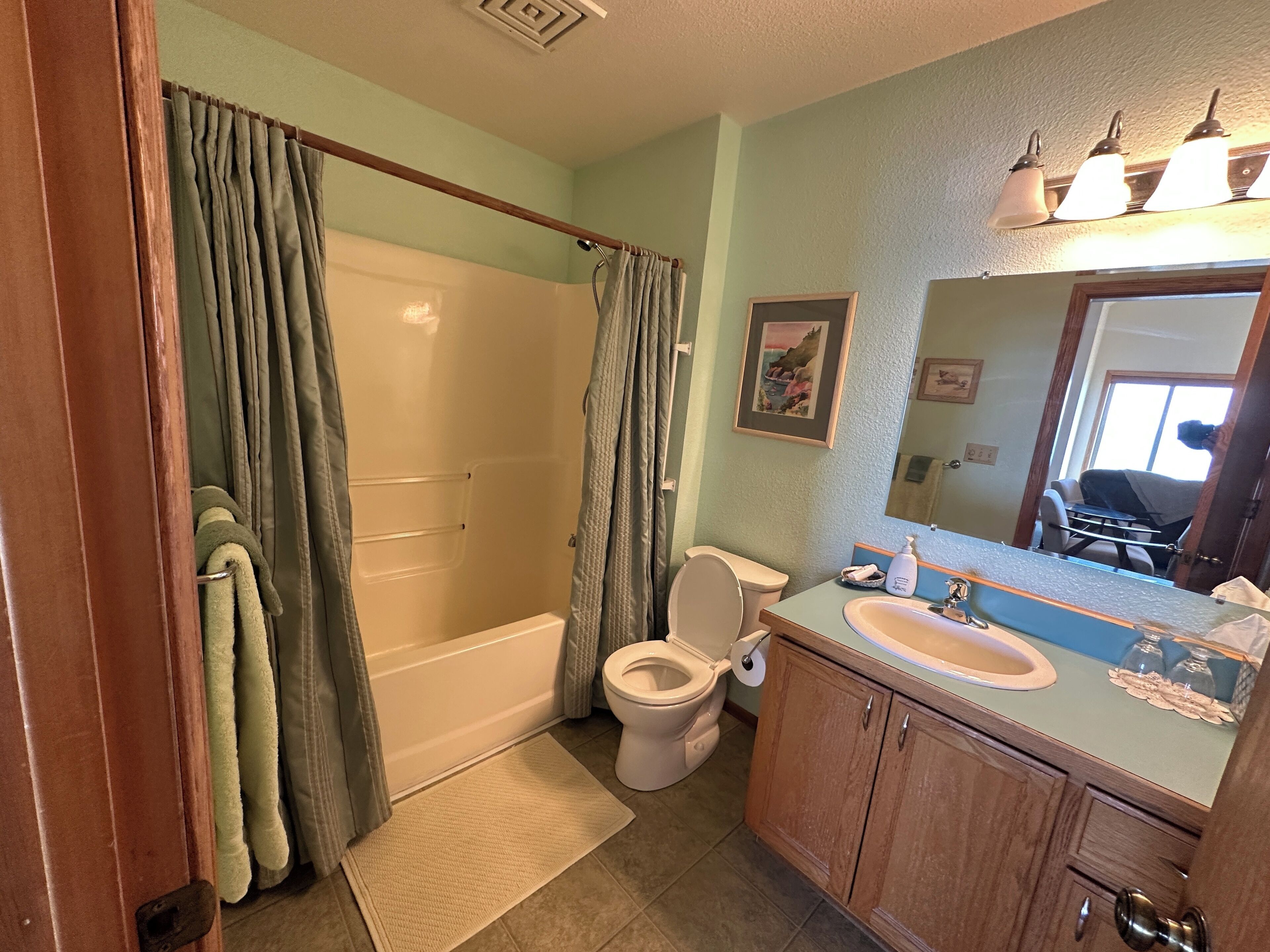Un baño con bañera, inodoro y lavamanos.