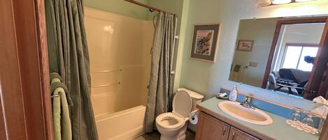 Un baño con bañera, inodoro y lavamanos.