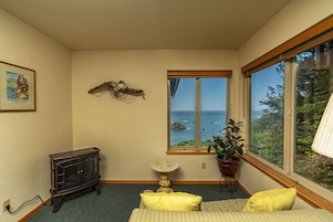 Escritorio, sistema de insonorización, wifi gratis y ropa de cama