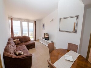 TV - Apartments Bandalo - Two Bedroom Apartment with Balcony (Podstrana)