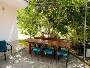 Outdoor dining - Apartments Bandalo - One Bedroom Apartment with Sea View (Podstrana)