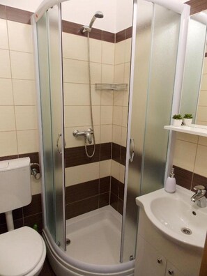 Douche, sĂšche-cheveux, serviettes fournies, savon