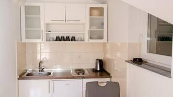 Kühlschrank, Wasserkocher mit Kaffee-/Teezubehör