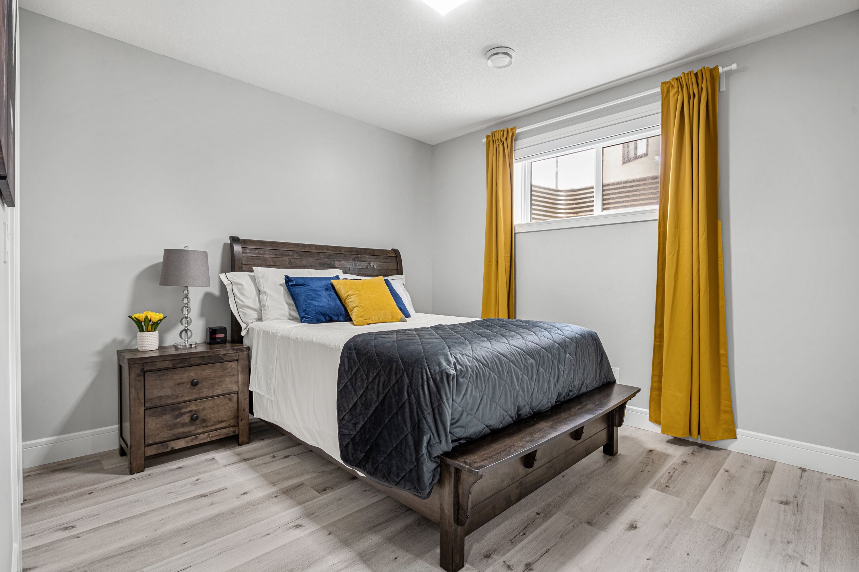 2 bedrooms, desk, WiFi, bed sheets