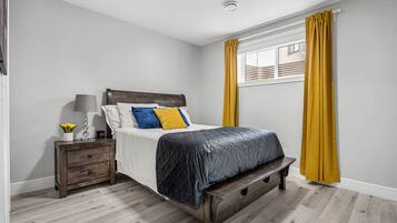 2 bedrooms, desk, WiFi, bed sheets