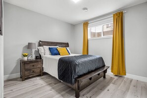 2 bedrooms, desk, WiFi, bed sheets