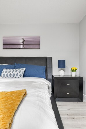 2 bedrooms, desk, WiFi, bed sheets - New Hidden Gem Near Airport *PETS okay (Edmonton)