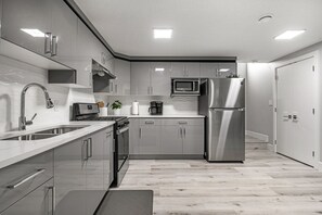 Réfrigérateur, micro-ondes, four, plaque de cuisson