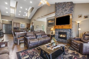Smart TV, fireplace, DVD player - Bear Creek Lodge • Hot Tub! Community Pool! Pool Table! Rustic Lodge for Family! (Hollister)