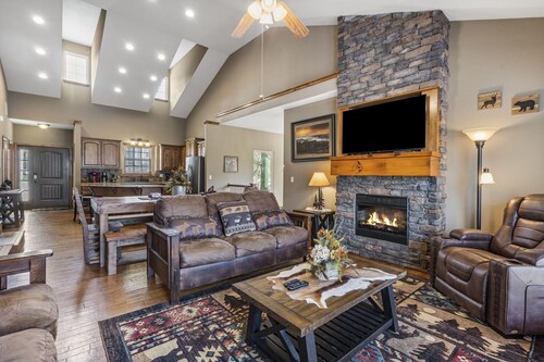 Bear Creek Lodge • Hot Tub! Community Pool! Pool Table! Rustic Lodge for Family!