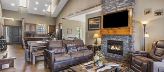 Bear Creek Lodge • Hot Tub! Community Pool! Pool Table! Rustic Lodge for Family!