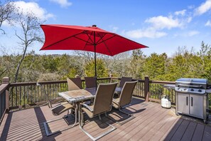 Outdoor dining - Bear Creek Lodge • Hot Tub! Community Pool! Pool Table! Rustic Lodge for Family! (Hollister)