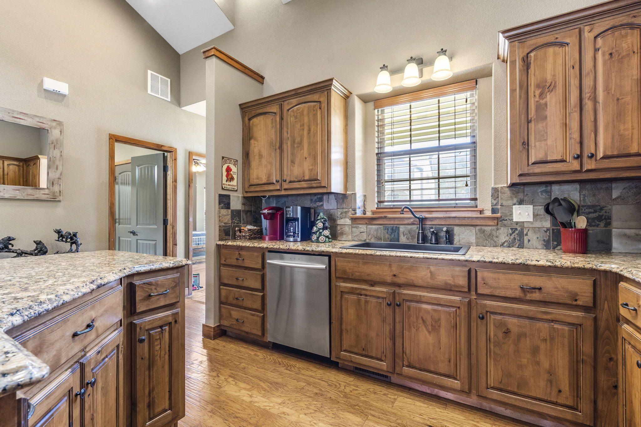 Bear Creek Lodge: Hot Tub! Community Pool! Pool Table! Rustic Lodge for Family!