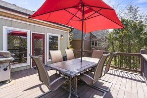 Outdoor dining - Bear Creek Lodge • Hot Tub! Community Pool! Pool Table! Rustic Lodge for Family! (Hollister)