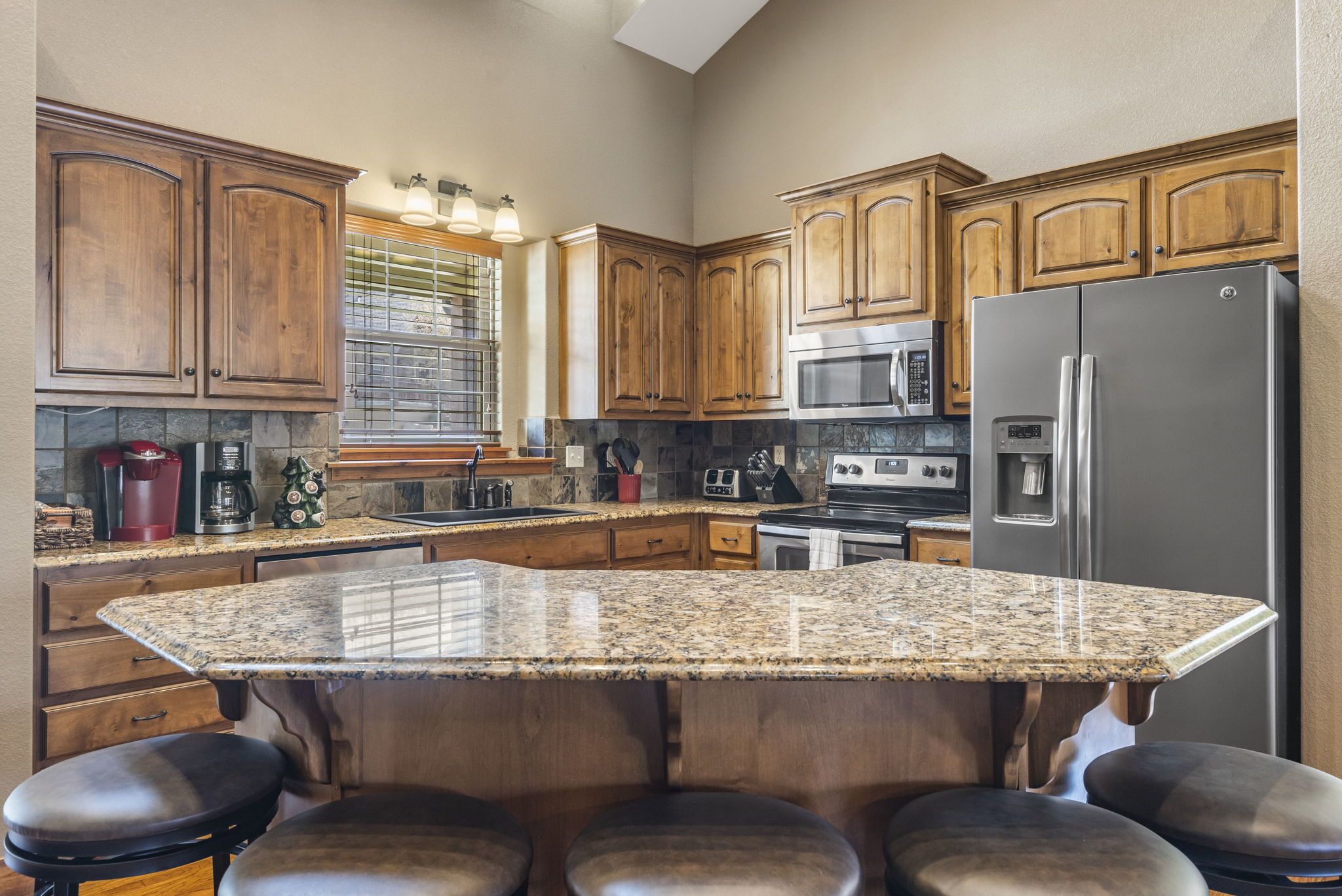 Bear Creek Lodge: Hot Tub! Community Pool! Pool Table! Rustic Lodge for Family!