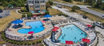 Bear Creek Lodge • Hot Tub! Community Pool! Pool Table! Rustic Lodge for Family!