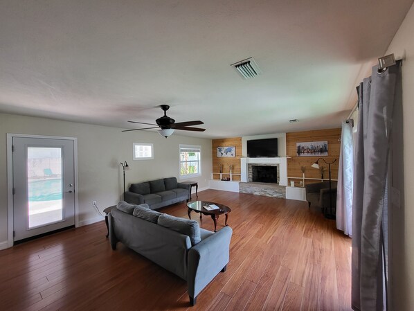 Smart TV, fireplace, books, video library - Private pool in a spacious 3/2 NORTH FL home. (Keystone Heights)