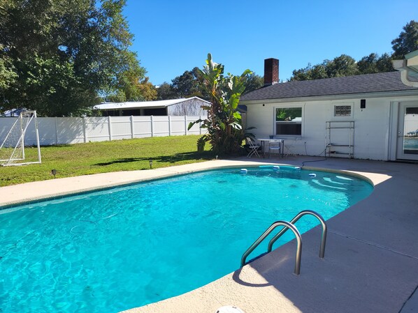 حمّام سباحة خارجي