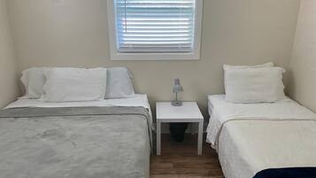 3 Schlafzimmer, Schreibtisch, Bügeleisen/Bügelbrett, Reisekinderbett