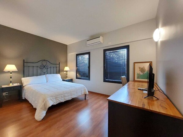 Business Room | Desk, free WiFi, bed sheets