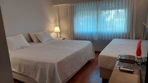 Comfort Triple Room | Desk, free WiFi, bed sheets - Rawson 3840 (Vicente Lopez)