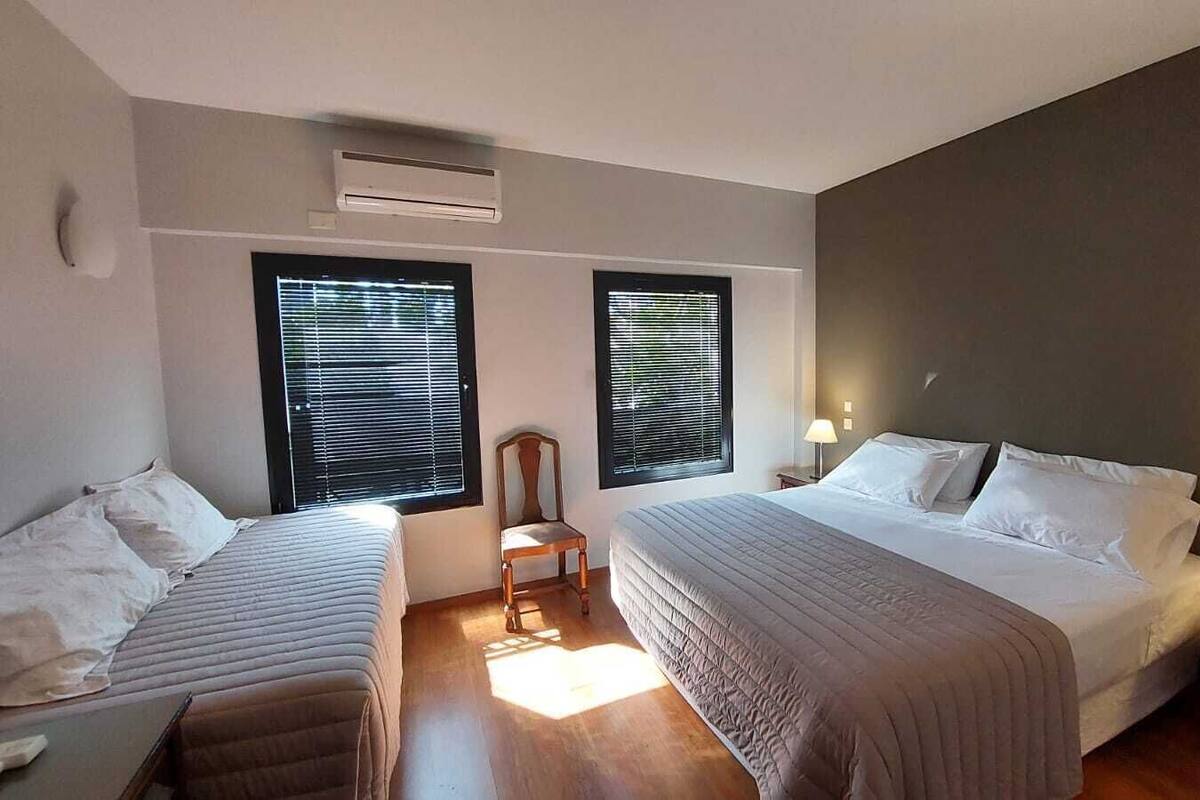 Kamar Triple Comfort | Meja kerja, Wi-Fi gratis, dan seprai linen