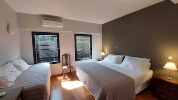 Escritorio, wifi gratis y ropa de cama