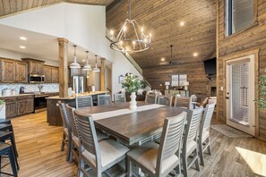 Dining - Lake Front, Hot Tub, Boat Slip & Next to SDC! (Branson)
