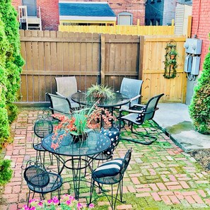 Outdoor dining - Walk: Acrisure, AGH, PNC, Warhol, Children's Museum + Free Off Street Park (Pittsburgh)