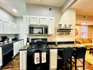 Fridge, microwave, oven, stovetop - Walk: Acrisure, AGH, PNC, Warhol, Children's Museum + Free Off Street Park (Pittsburgh)