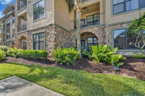 Exterior - Pool view at Bella Piazza (Davenport)