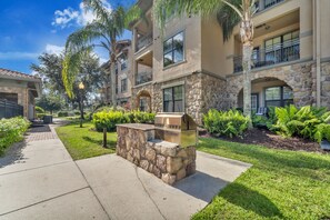 Terrace/patio - Pool view at Bella Piazza (Davenport)