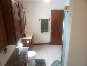 Douche, sèche-cheveux, serviettes fournies, savon