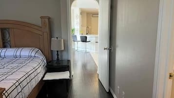 3 makuuhuonetta, tallelokero huoneessa, työpöytä, silitysrauta/-lauta