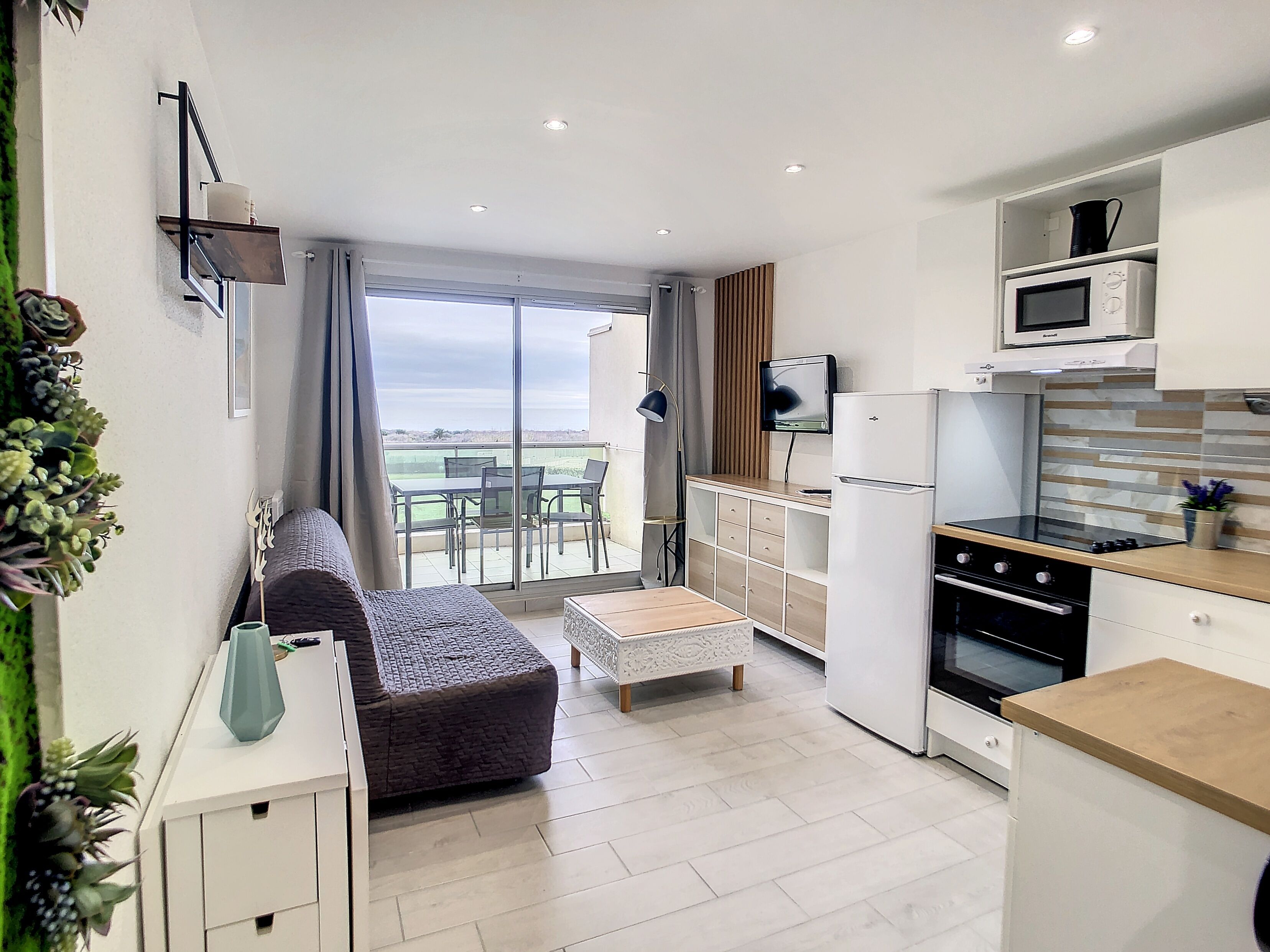 Magnificent SEA View - 2 rooms completely renovated - swimming pool and parking