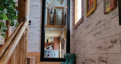 Right downtown Pagosa!!near shops and riverwalk.