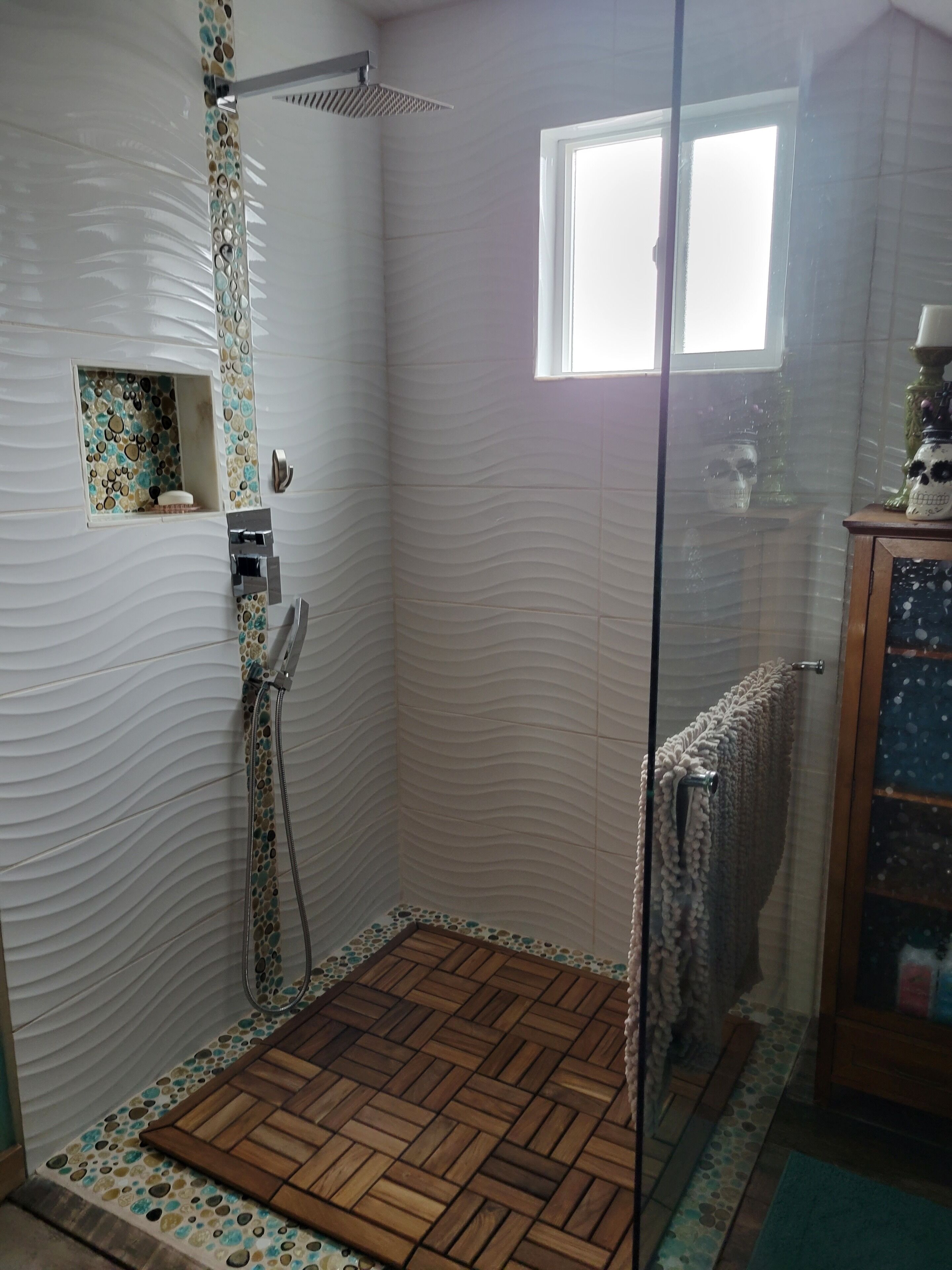 Dusche, Haartrockner, Handtücher, Toilettenpapier