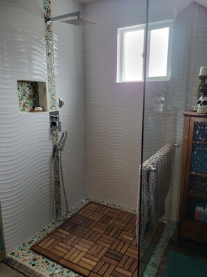 Ducha, secador de pelo, toallas, papel higiénico