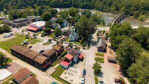 Une vue aérienne d’une petite ville avec une rivière, un pont et une église.