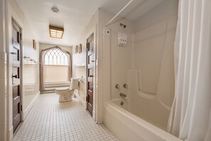 Combined shower/tub, hair dryer, towels