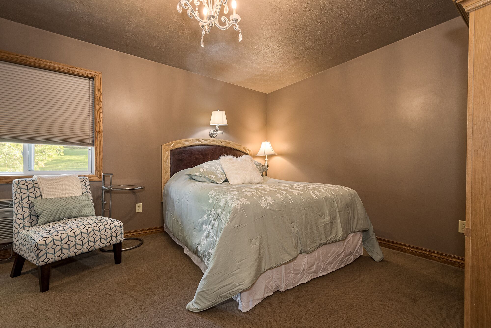 1 多间卧室、上网接入、床单