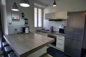 Kühlschrank, Mikrowelle, Ofen, Geschirrspüler