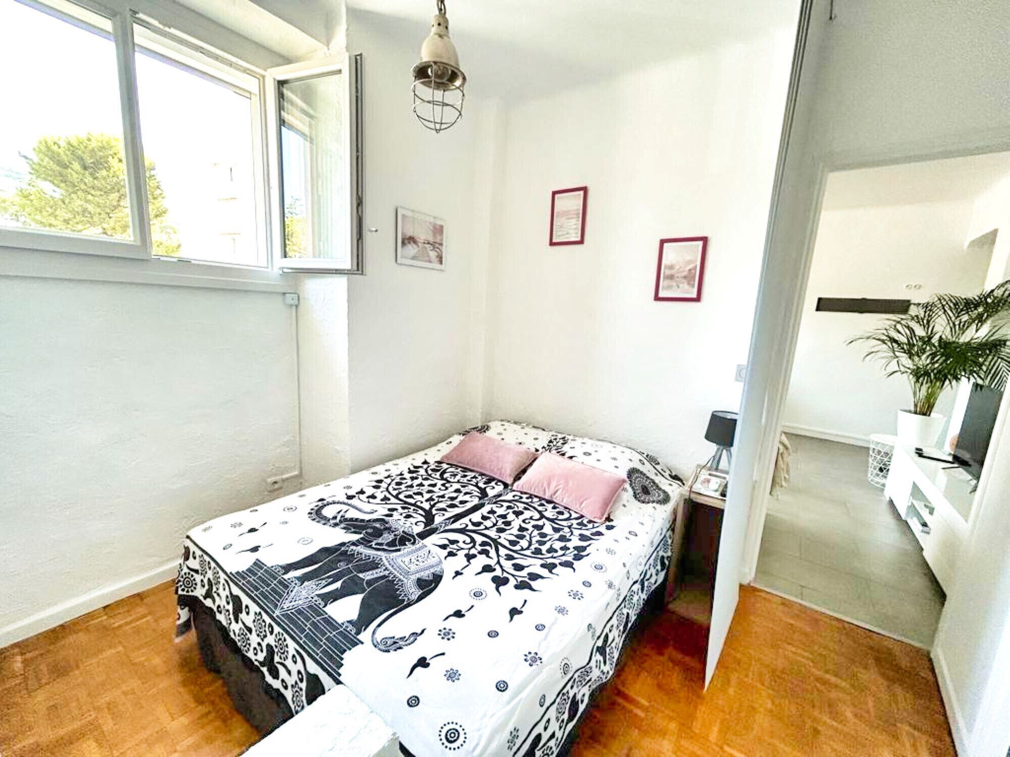 2 slaapkamers, een strijkplank/strijkijzer, gratis wifi, beddengoed